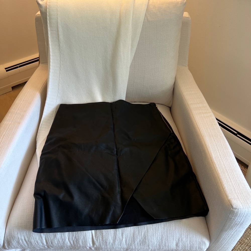 Club Monaco black, leather skirt with gold zipper and asymmetric hem line - Picture 5 of 5